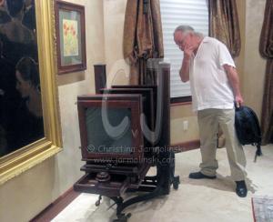 Rob de Koter viewing antique by Christina Jarmolinski