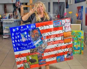 Hommage an das liberale Amerika: Christina Jarmolinski, US-amerikanische Künstlerin mit Atelier in Tännesberg. Foto: privat  Hommage an das liberale Amerika: Christina Jarmolinski, US-amerikanische Künstlerin mit Atelier in Tännesberg. Foto: privat