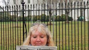 Hommage an das liberale Amerika: Christina Jarmolinski, US-amerikanische Künstlerin mit Atelier in Tännesberg, liest eine deutsche Zeitung vor dem Weißen Haus. Foto: privat  Hommage an das liberale Amerika: Christina Jarmolinski, US-amerikanische Künstlerin mit Atelier in Tännesberg, liest eine deutsche Zeitung vor dem Weißen Haus. Foto: privat