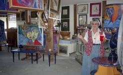 Elaine Hayse, gallery owner in Ft. Mers, FL. © Christina Jarmolinski