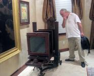 Rob de Koter viewing antique by Christina Jarmolinski