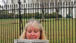 Hommage an das liberale Amerika: Christina Jarmolinski, US-amerikanische Künstlerin mit Atelier in Tännesberg, liest eine deutsche Zeitung vor dem Weißen Haus. Foto: privat 